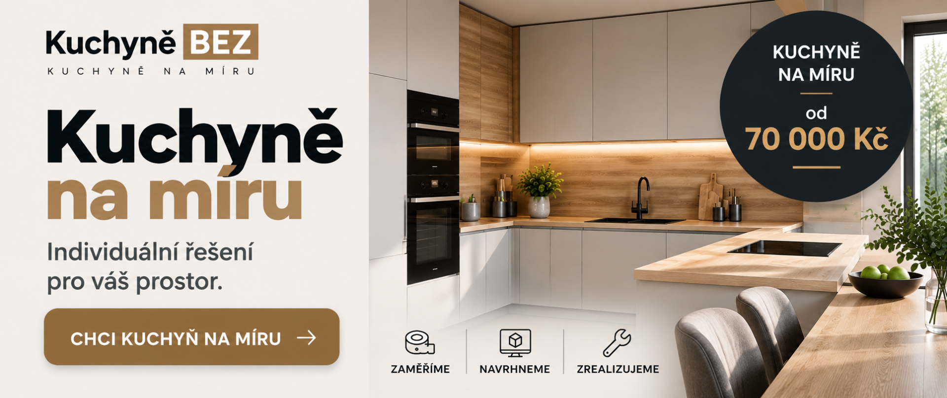 Moderní kuchyň s bílými skříňkami, dřevěnou pracovní deskou a textem nabídky na míru.